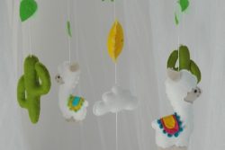 Mobile bébé lamas cactus