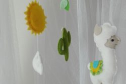 Mobile bébé lamas cactus