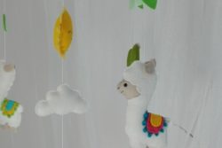 Mobile bébé lamas cactus