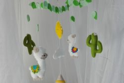 Mobile bébé lamas cactus