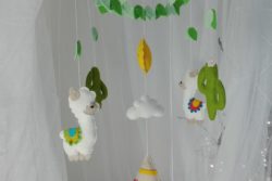 Mobile bébé lamas cactus