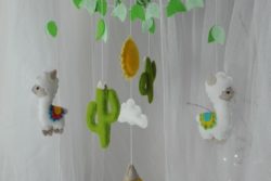 Mobile bébé lamas cactus