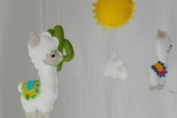 Mobile bébé lamas cactus