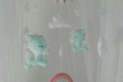 Mobile bébé licorne