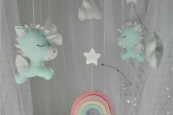 Mobile bébé licorne