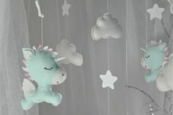 Mobile bébé licorne